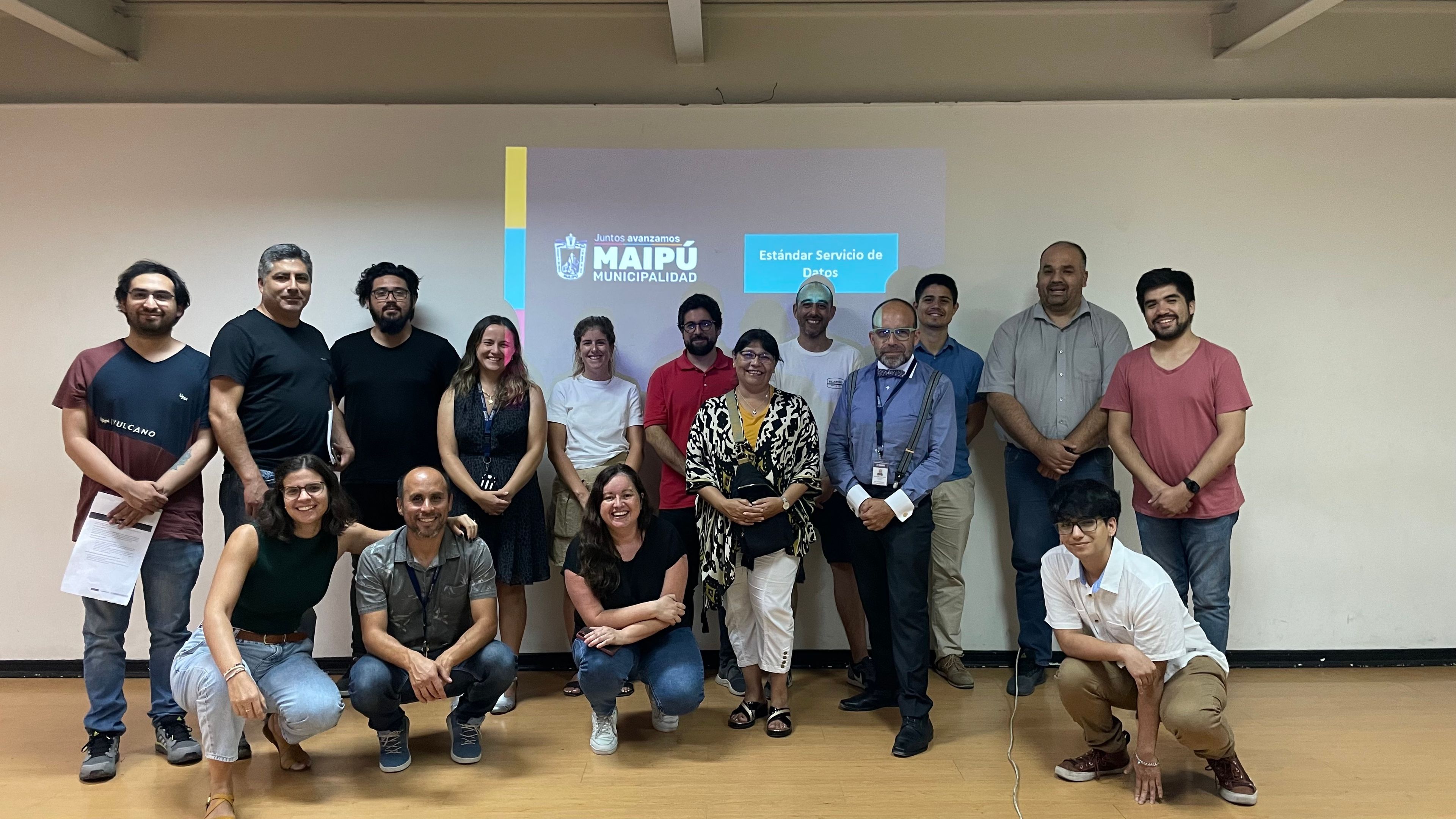 Miembros del equipo de la de Maipú con el equipo de Public Digital posando para una foto de grupo